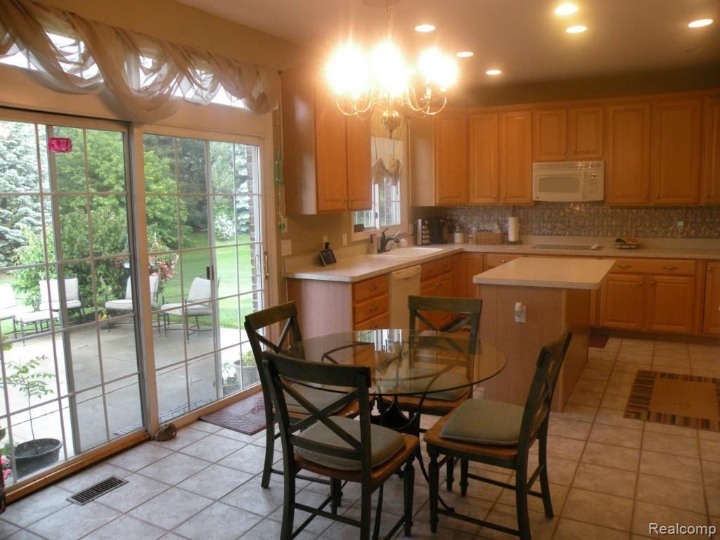 4169 Wincrest Lane Rochester, MI 48306 - Photo 7 of 27 6aa Breakfast Room wincrest4169_11.jpg