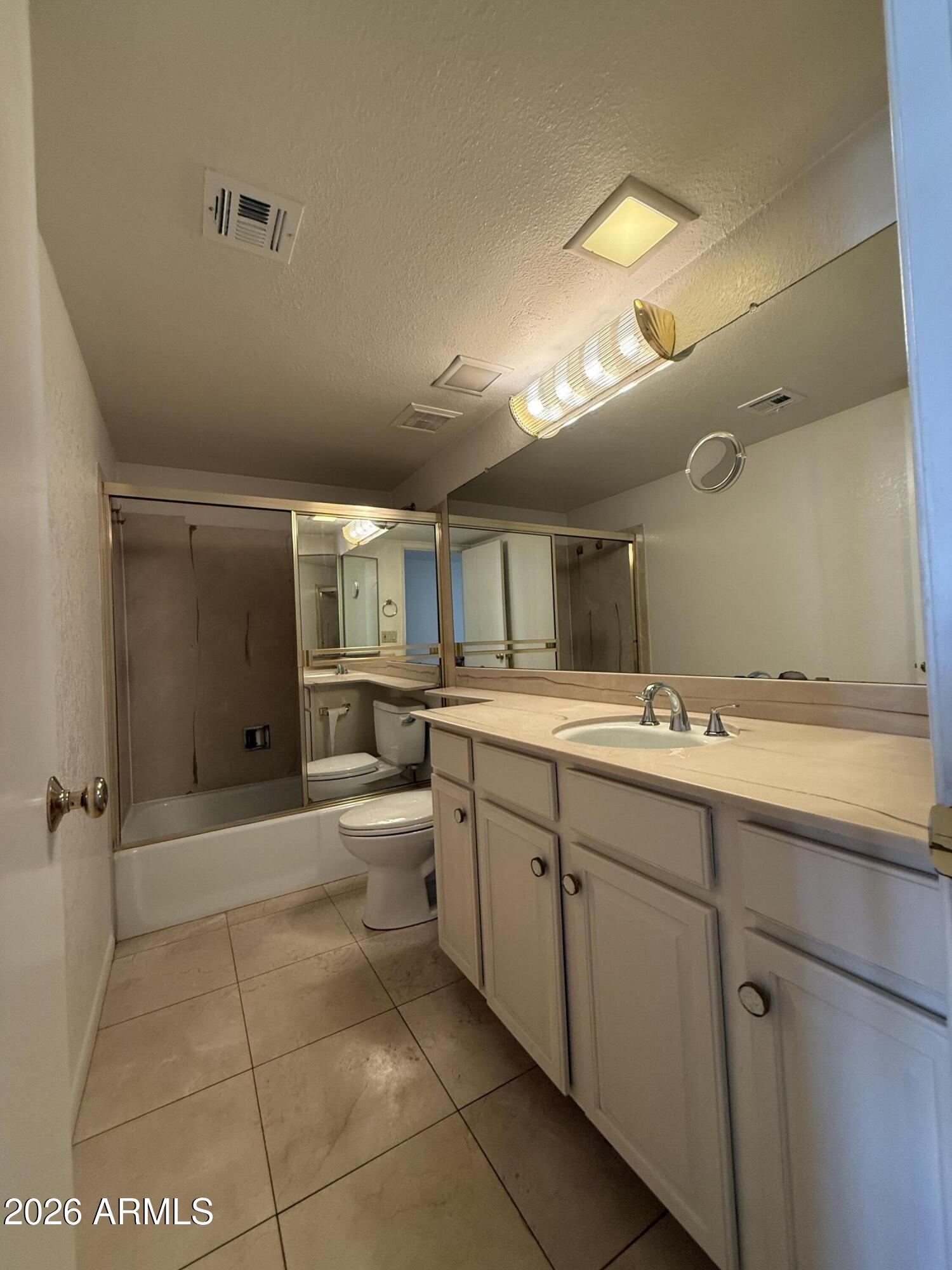 621 East Calavar Road Phoenix, AZ 85022 - Photo 19 of 31 Hall Bath
