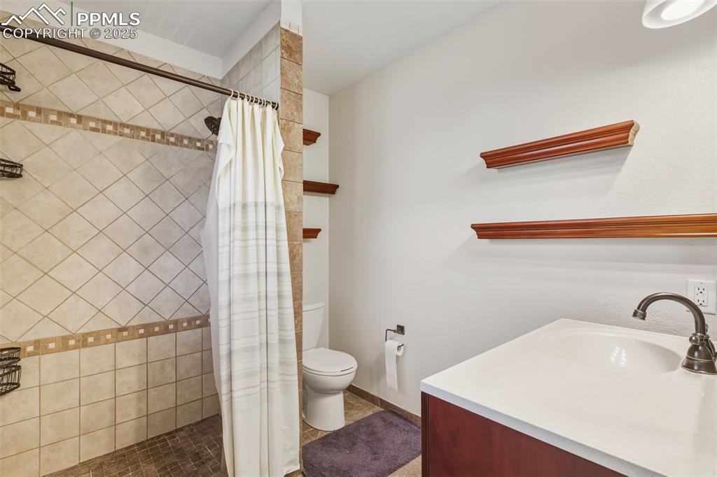 2555 Ramsgate Terrace Colorado Springs, CO 80919 - Photo 14 of 38 Primary Bath