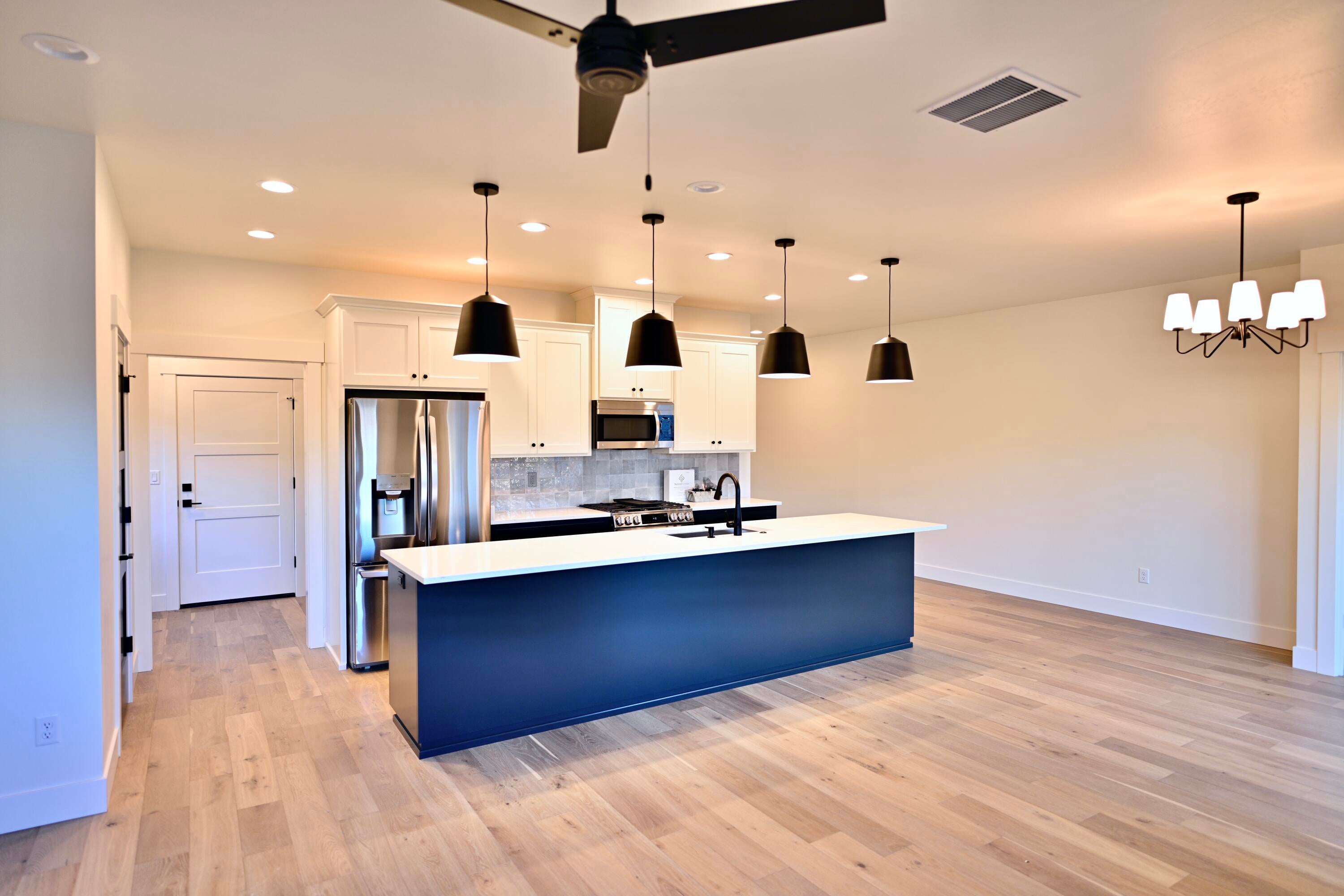 387 Randy Street Ashland, OR 97520 - Photo 11 of 52 Living room and kitchen of 395 Randy
