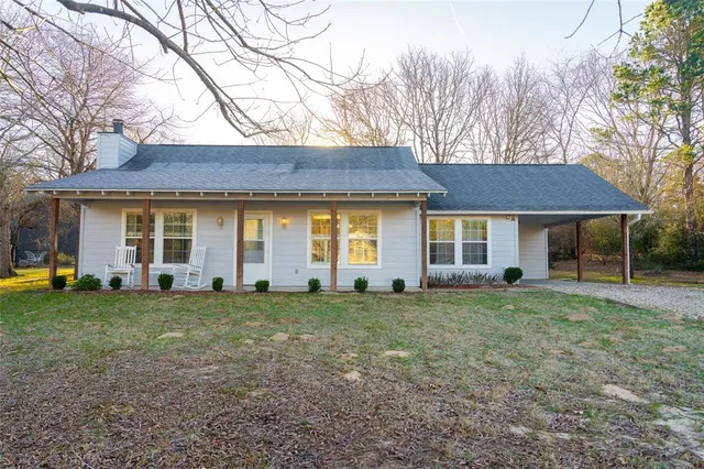 a view of a yard in front of a house