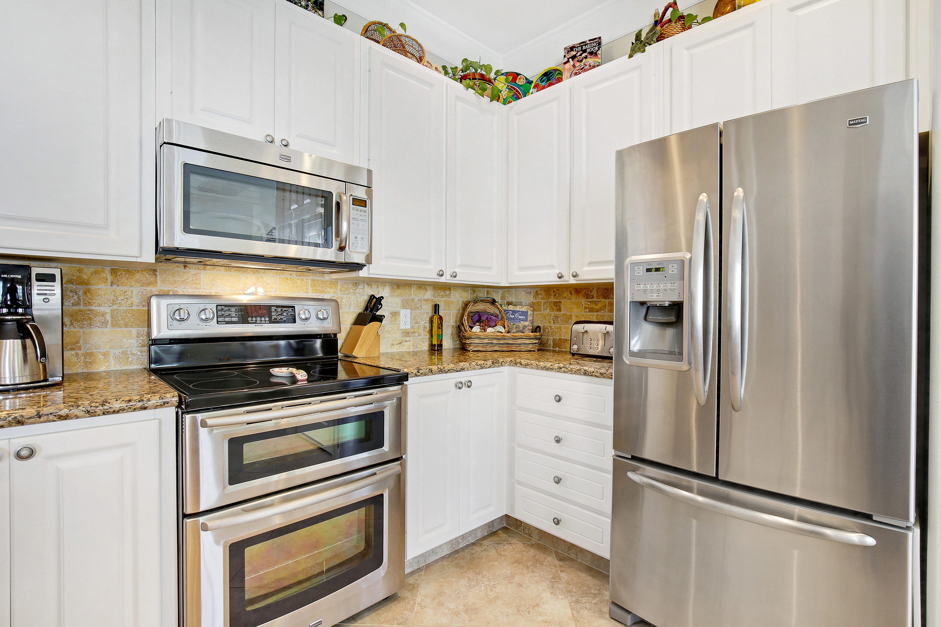 511 Sweet Bay Circle Jupiter, FL 33458 - Photo 7 of 22 Kitchen3