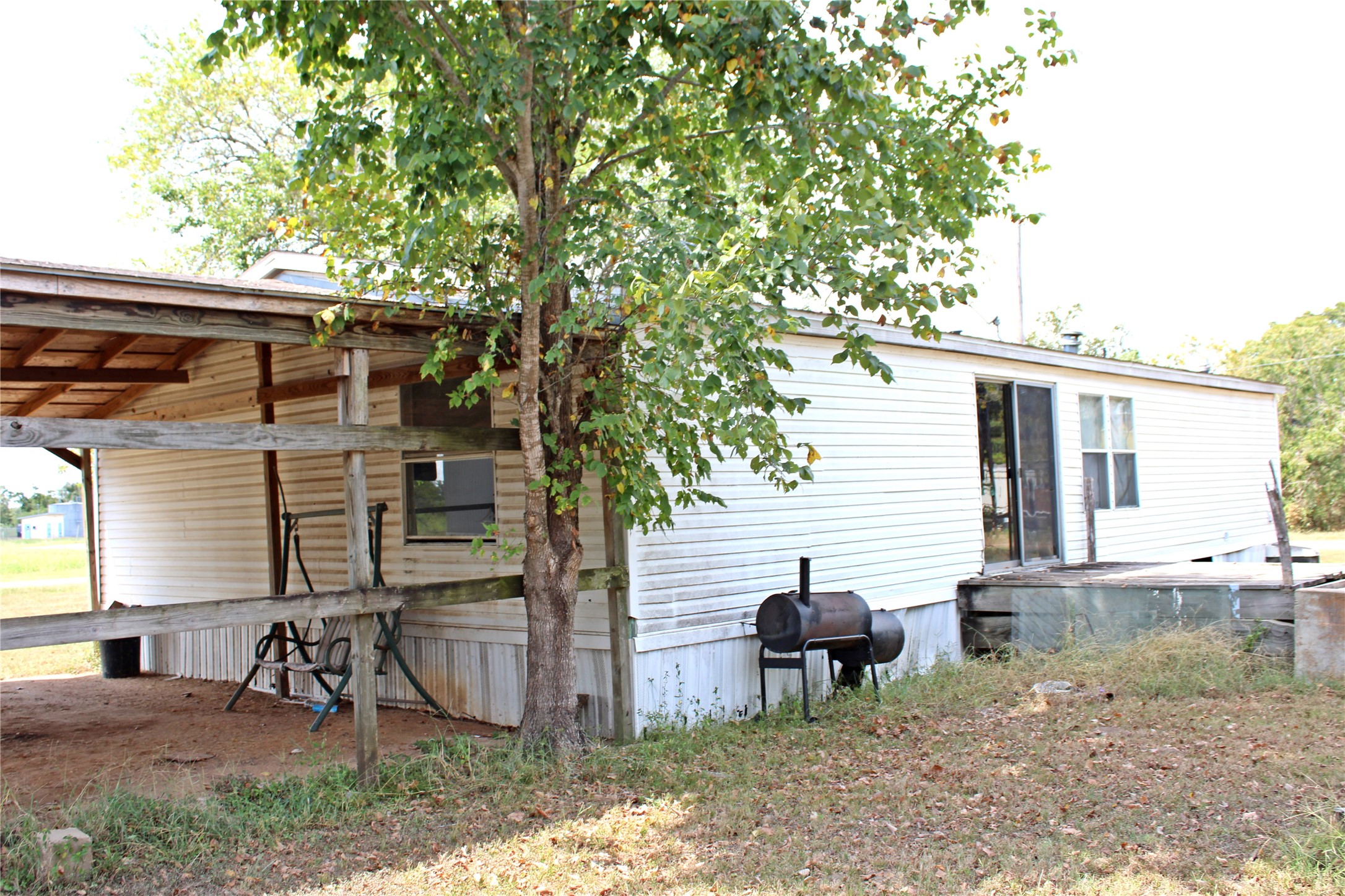 601 Travis Street Alleyton, TX 78935 - Photo 10 of 17 a backyard of a house with table and chairs