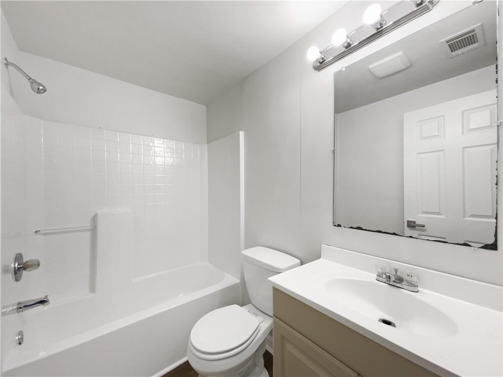 107 Jasons Ridge Griffin, GA 30223 - Photo 22 of 24 a bathroom with a toilet a sink a mirror and bathtub