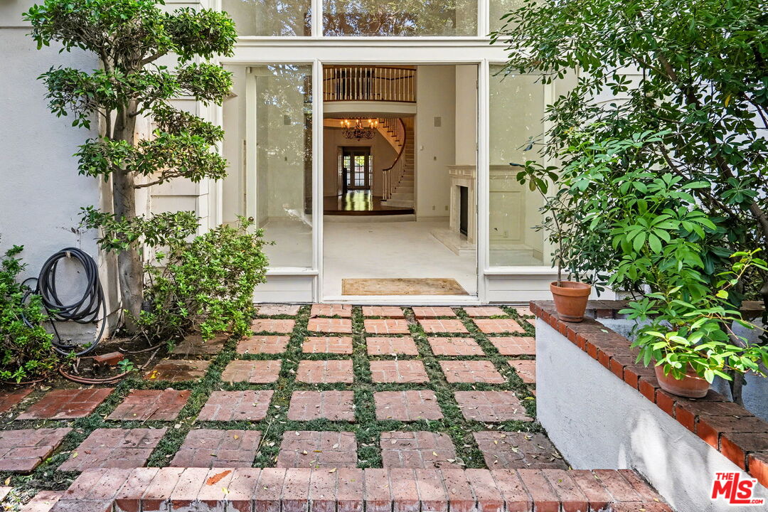 12386 Ridge Circle Los Angeles, CA 90049 - Photo 34 of 65