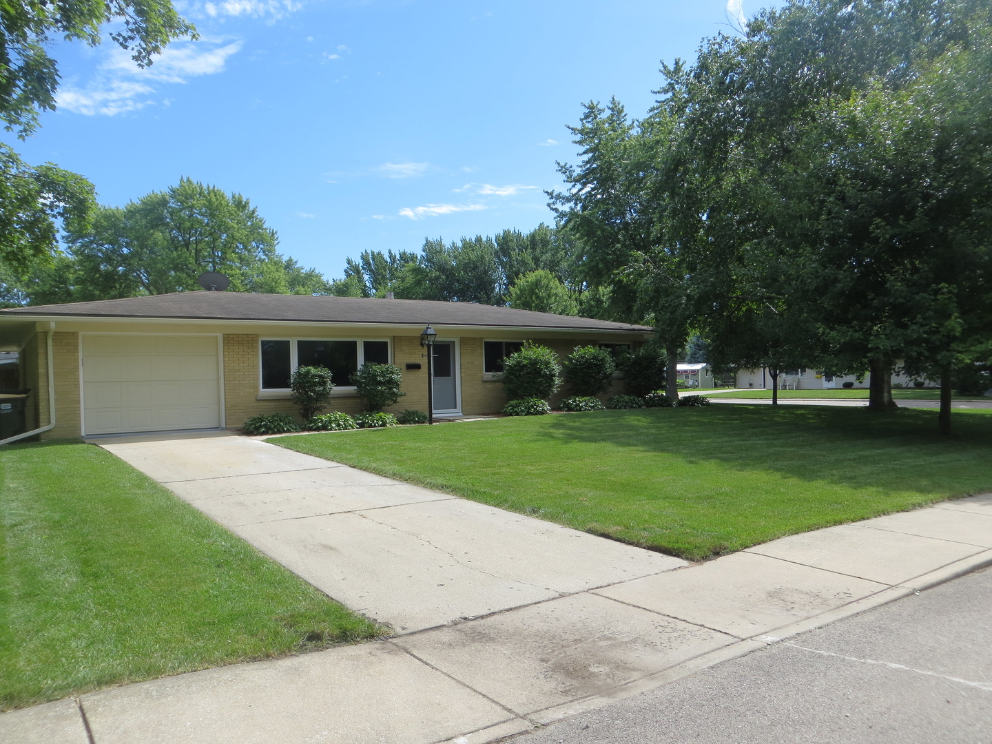 3 Hampton Road Montgomery, IL 60538 - Photo 1 of 13 Gallery Image 1