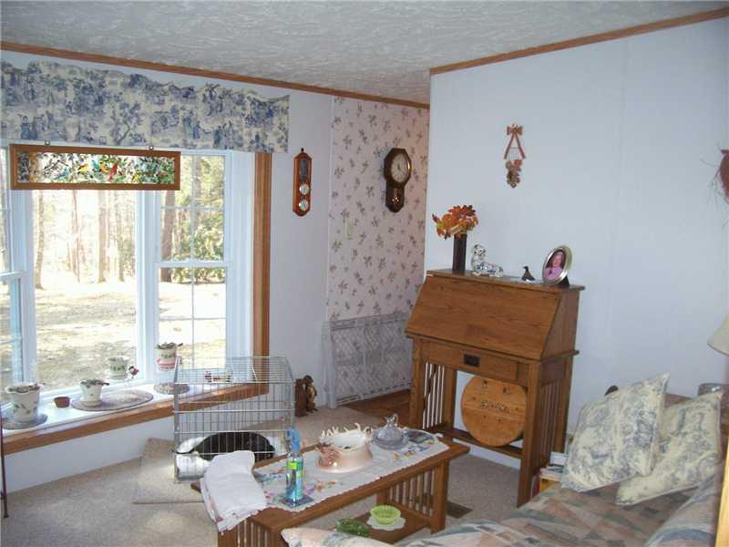 28 Hardwick Road Boothbay, ME 04537 - Photo 2 of 7 Living Room.