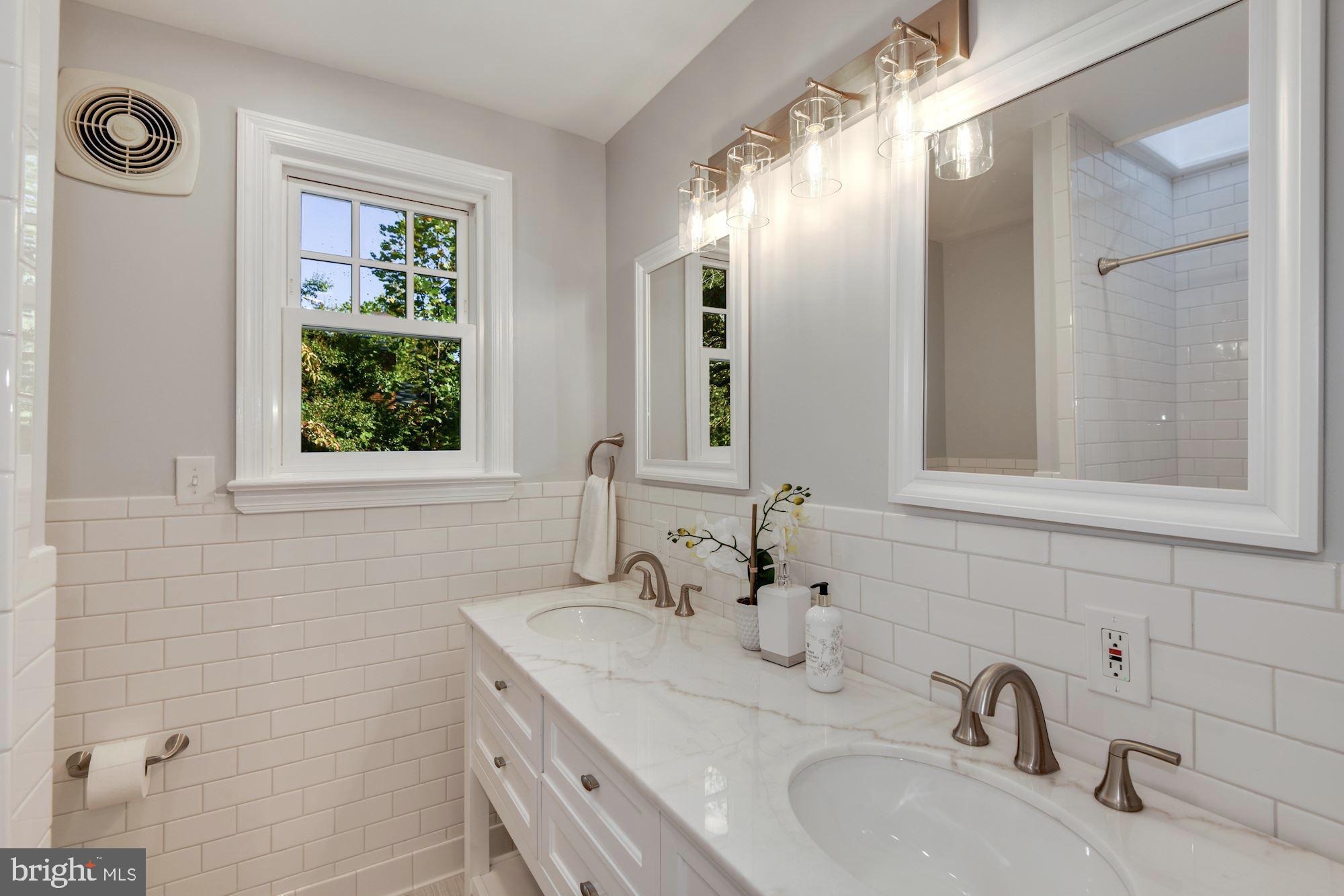 9200 Harvey Road Silver Spring, MD 20910 - Photo 14 of 28 Owner's bath