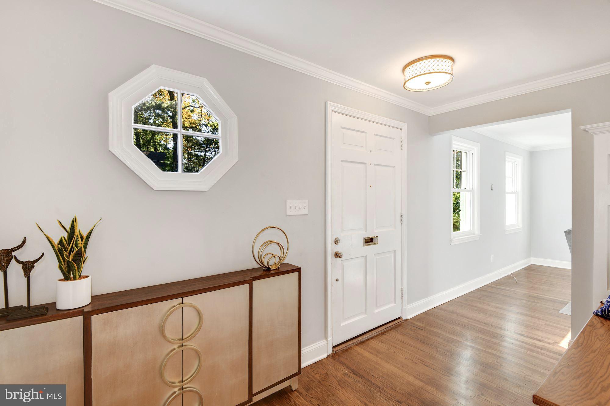 9200 Harvey Road Silver Spring, MD 20910 - Photo 4 of 28 Entry foyer