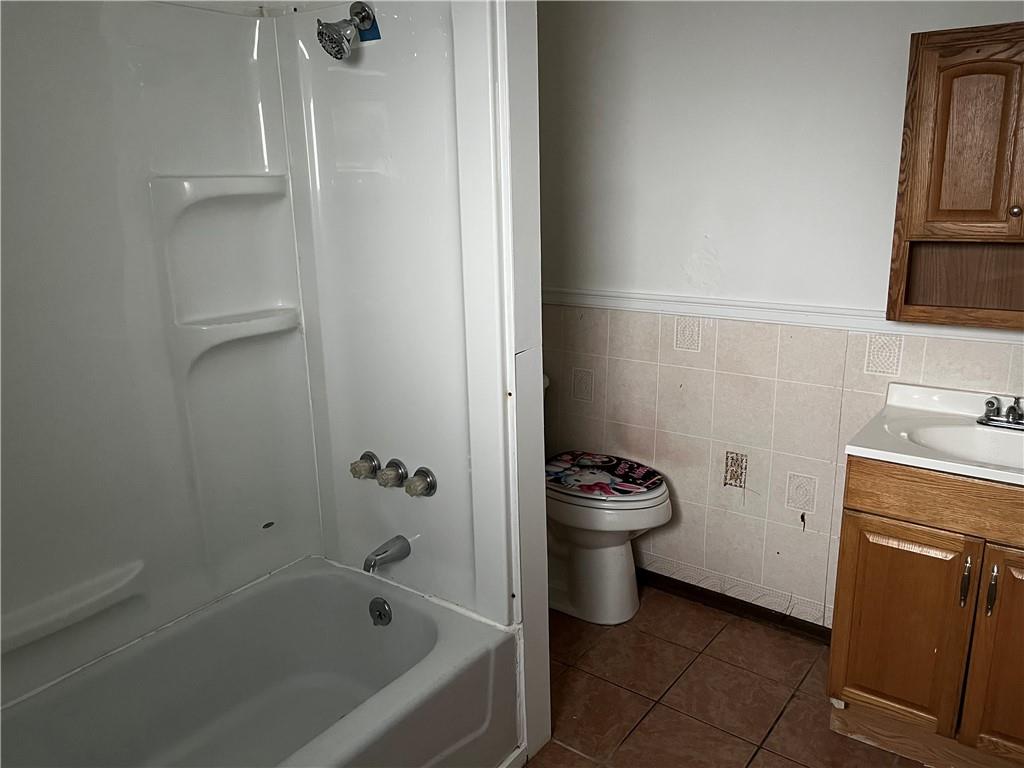 1700 Haug Street Pittsburgh, PA 15212 - Photo 11 of 32 a bathroom with a sink and a bathtub