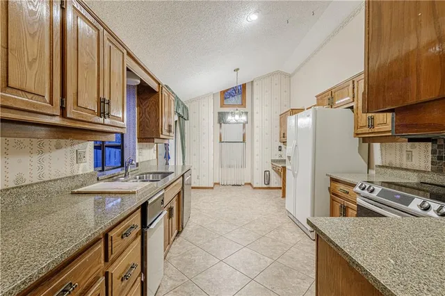 $375,000 | 201 Lakeside Drive, Liberty, MO 64068