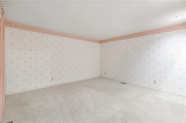 $375,000 | 201 Lakeside Drive, Liberty, MO 64068