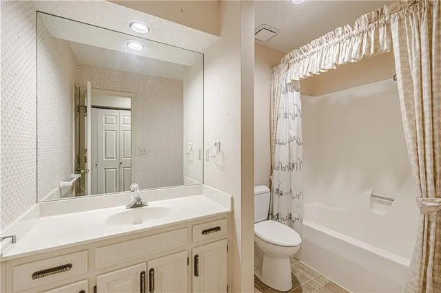 $375,000 | 201 Lakeside Drive, Liberty, MO 64068