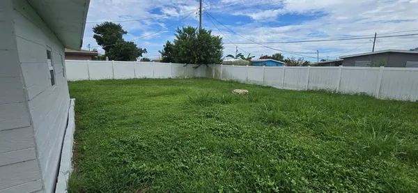 a view of a backyard