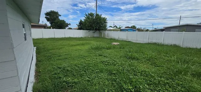 a view of a backyard