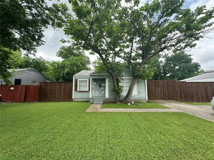 a view of a yard in front of house