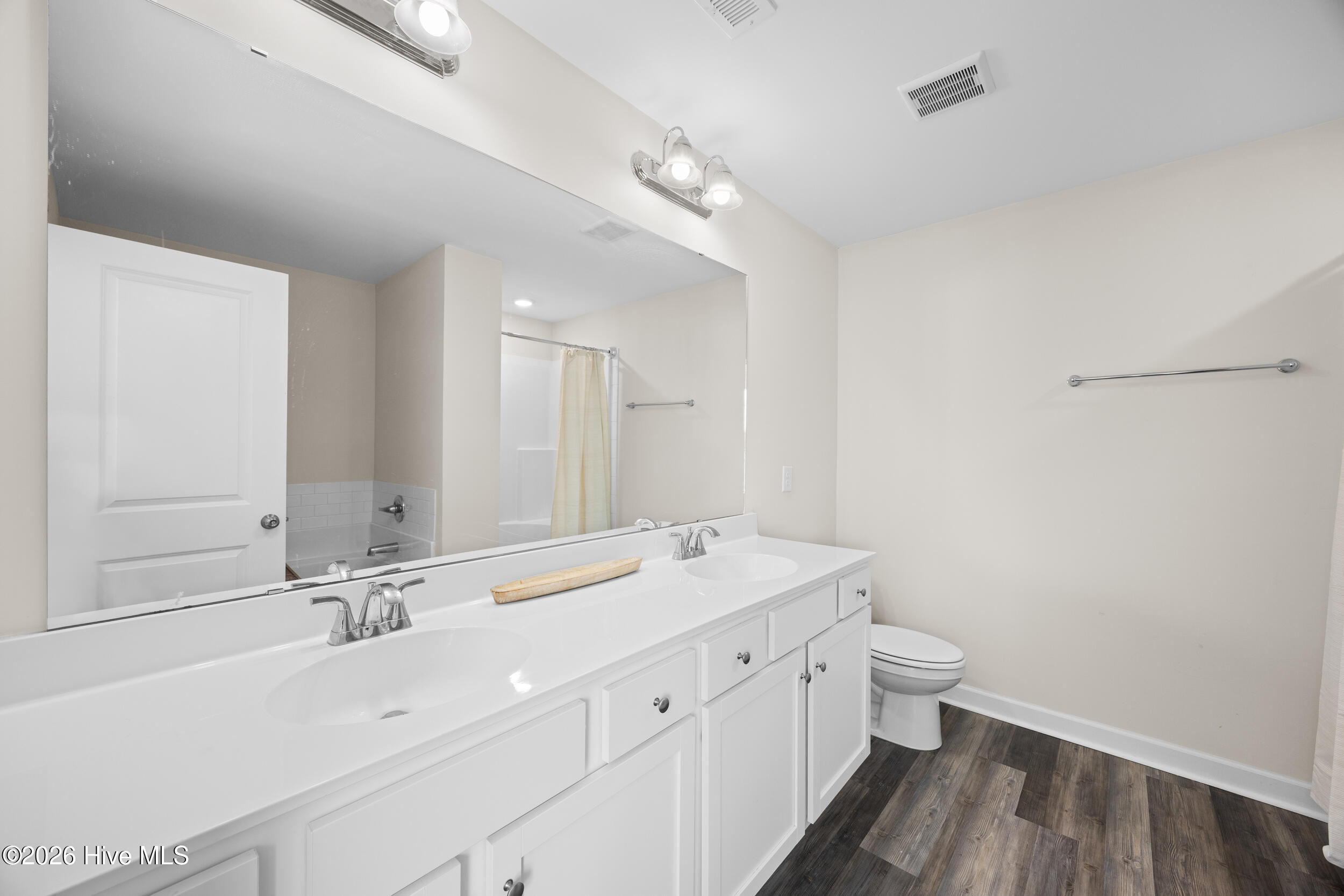 406 Silverstone Place Hubert, NC 28539 - Photo 36 of 49 20_bathroom