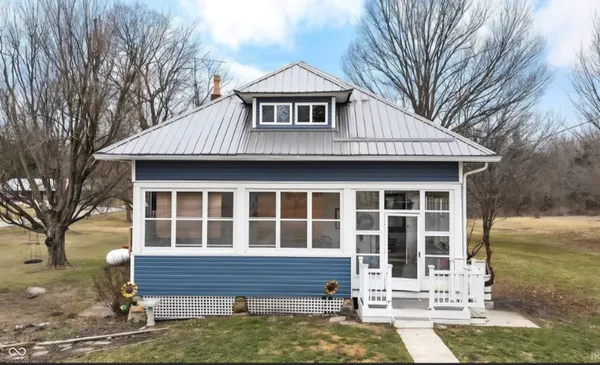 $210,000 | 102 North Warren Street, West Lebanon, IN 47991