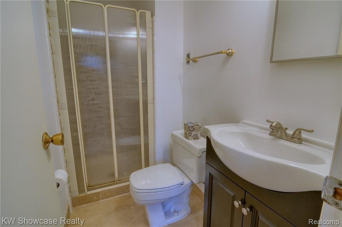 42916 Versailles Road Canton, MI 48187 - Photo 25 of 30 Main_Bathroom.jpg
