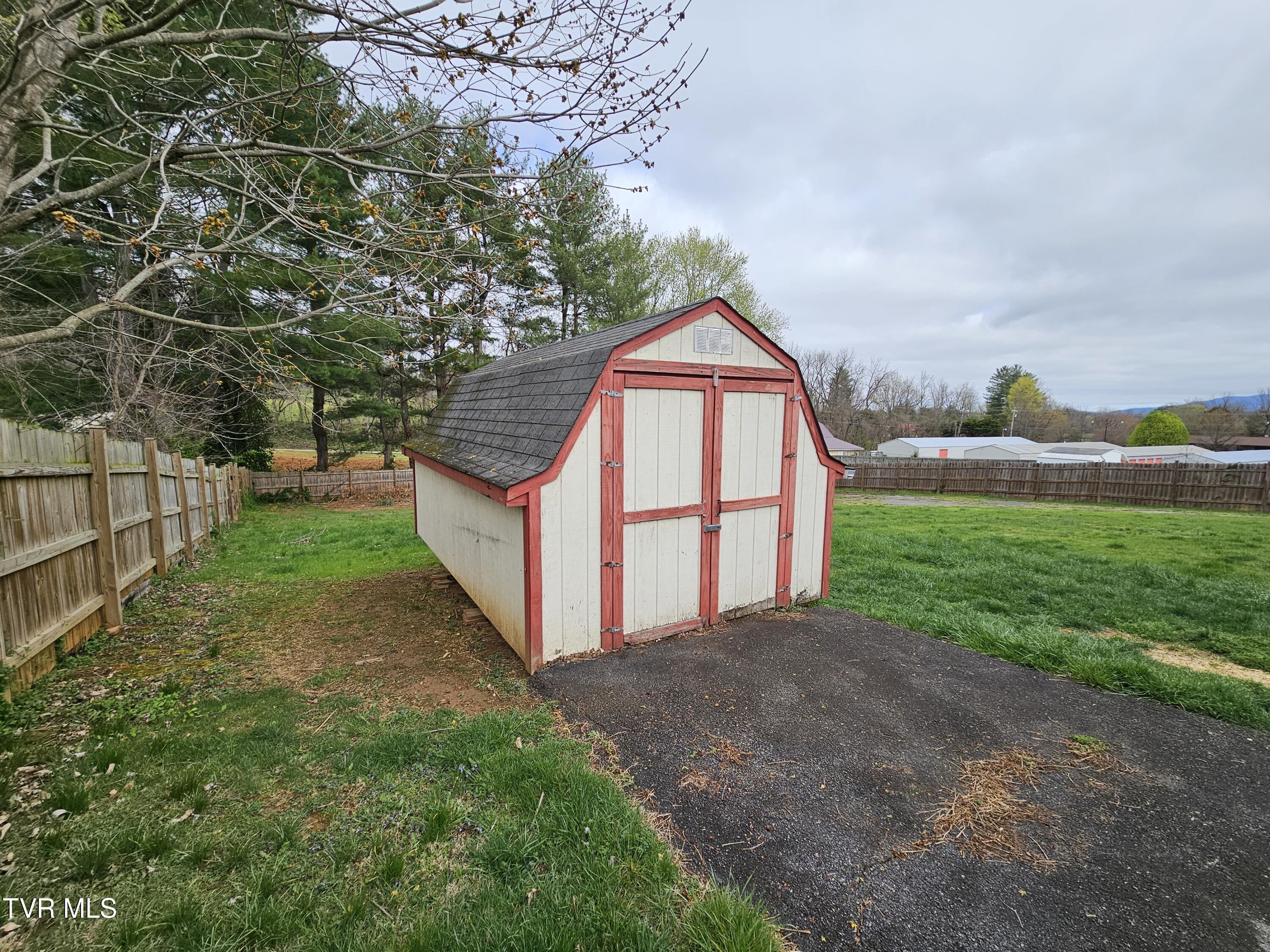 2029 Dave Buck Road Johnson City, TN 37601 - Photo 26 of 38 20250401_120021