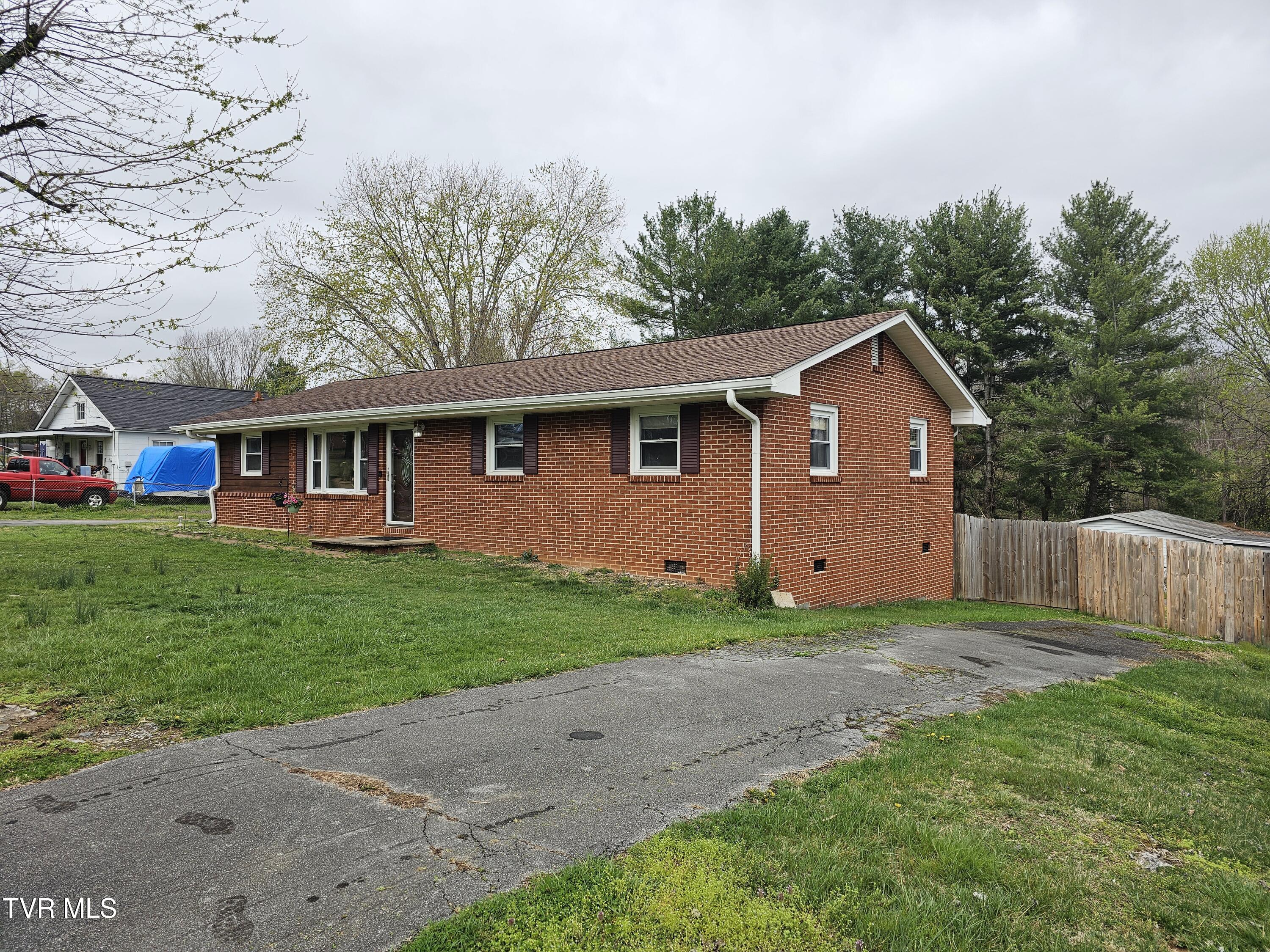 2029 Dave Buck Road Johnson City, TN 37601 - Photo 3 of 38 20250401_120607