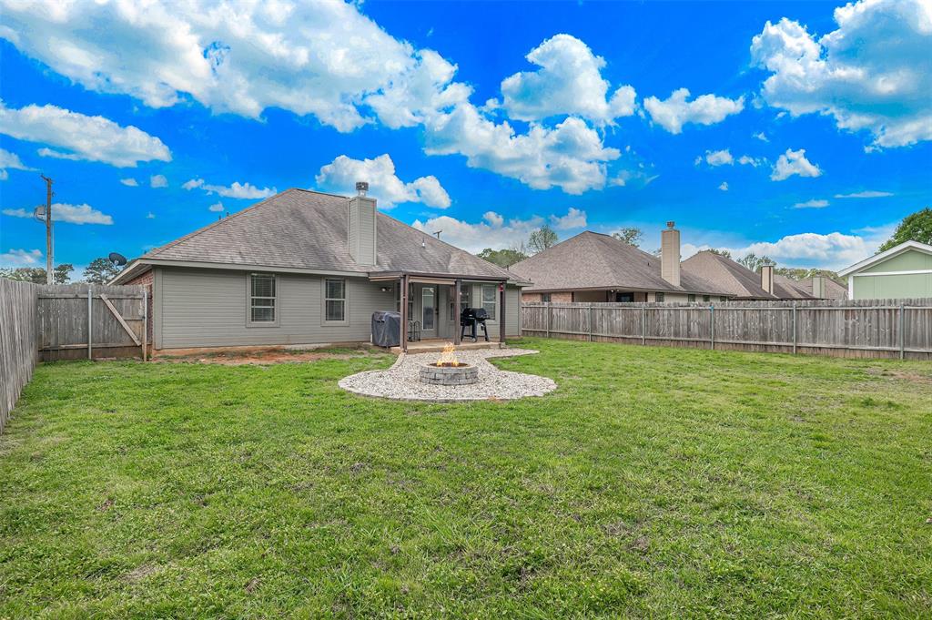521 Big Red Circle Haughton, LA 71037 - Photo 19 of 19 a front view of a house with garden