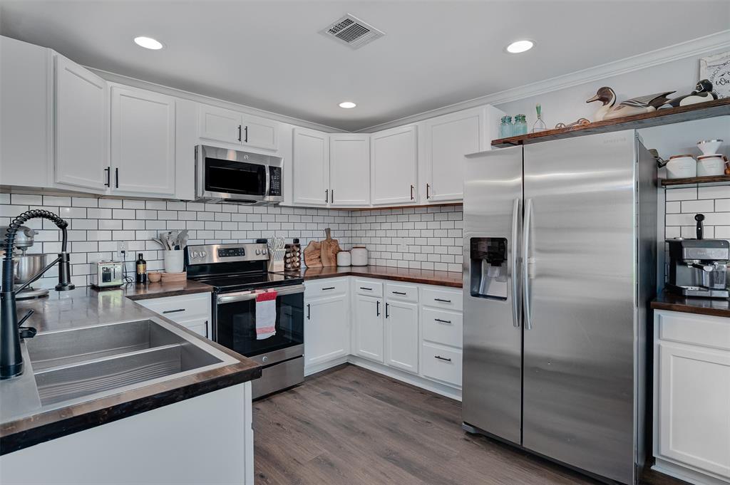 521 Big Red Circle Haughton, LA 71037 - Photo 6 of 19 a kitchen with a refrigerator stove and microwave