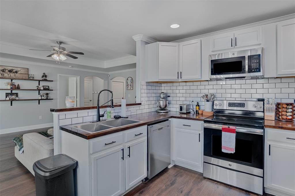 521 Big Red Circle Haughton, LA 71037 - Photo 7 of 19 a kitchen with stainless steel appliances granite countertop a sink stove and cabinets