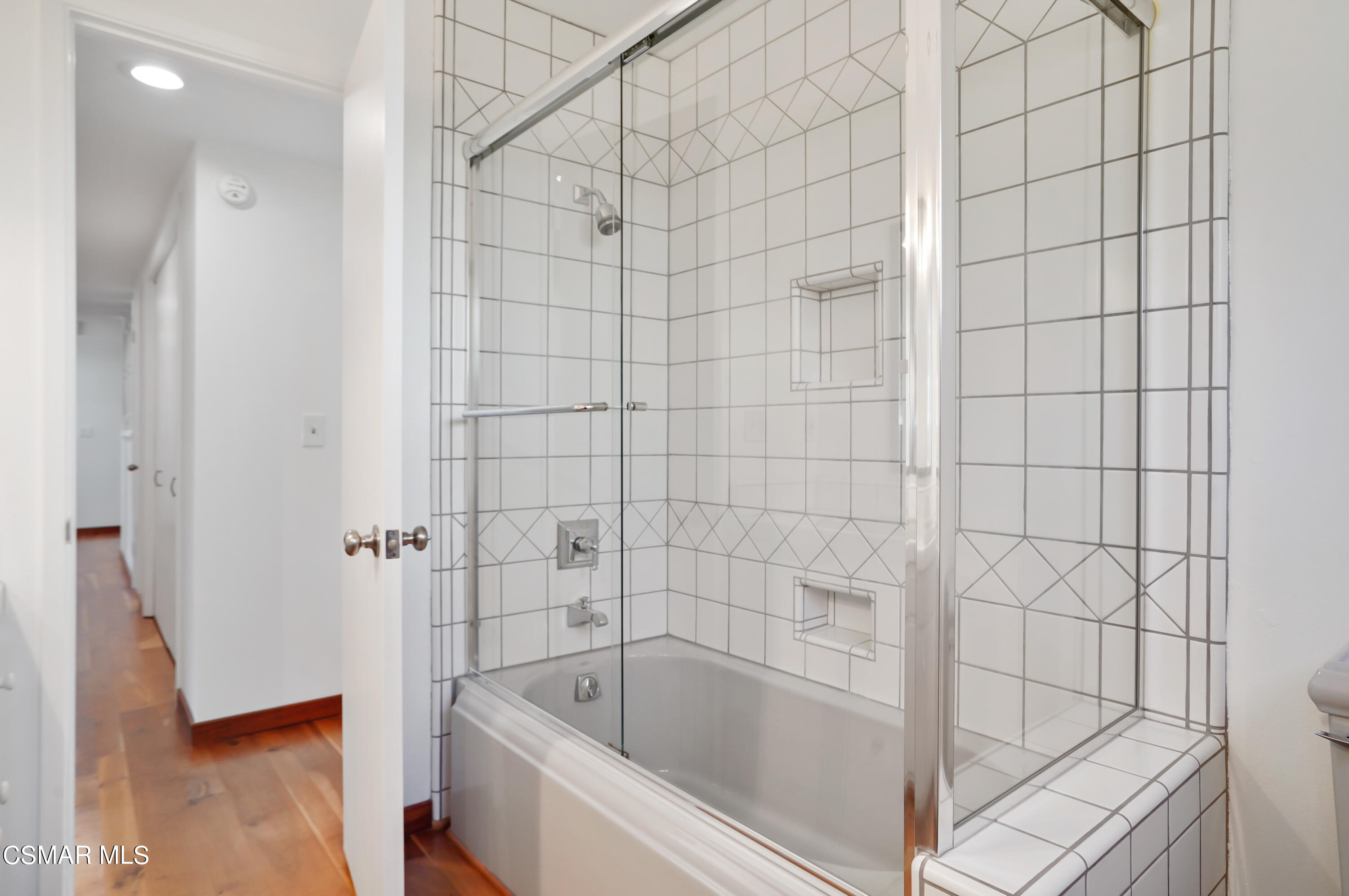 16 Mansfield Lane Camarillo, CA 93010 - Photo 15 of 22 a bathroom with a bathtub