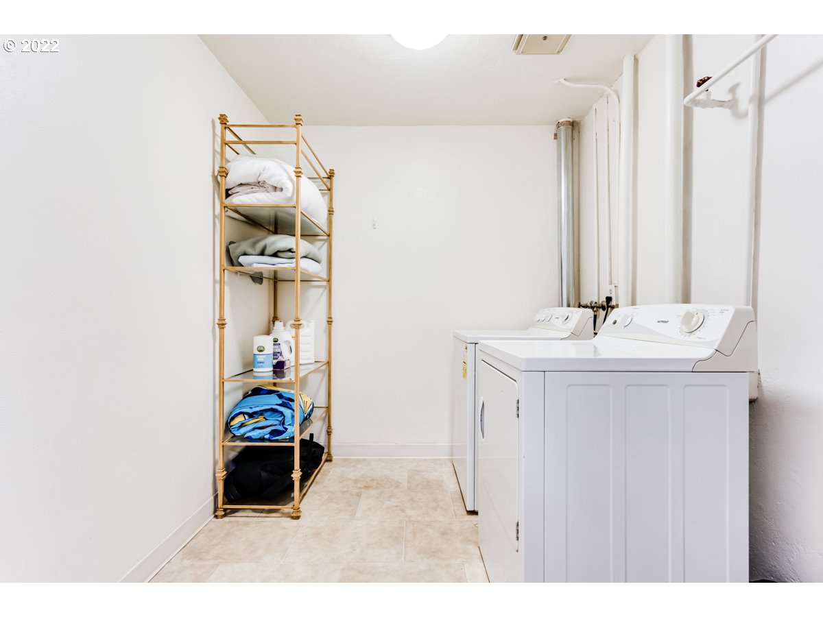 4427 Fox Hollow Road, Unit 12 Eugene, OR 97405 - Photo 19 of 28 Laundry