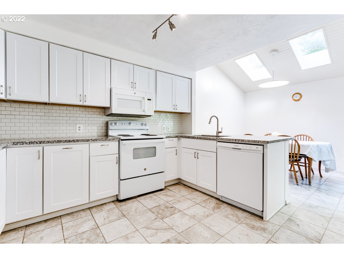 4427 Fox Hollow Road, Unit 12 Eugene, OR 97405 - Photo 2 of 28 Kitchen