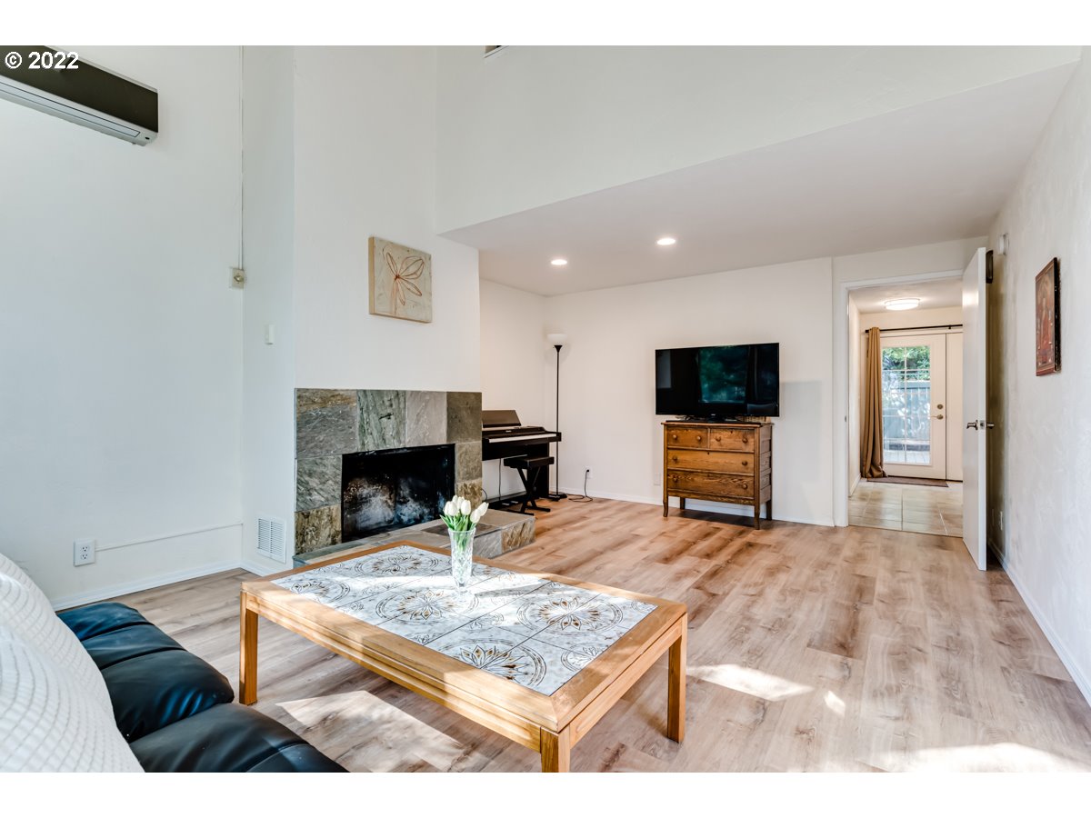 4427 Fox Hollow Road, Unit 12 Eugene, OR 97405 - Photo 6 of 28 Living Room
