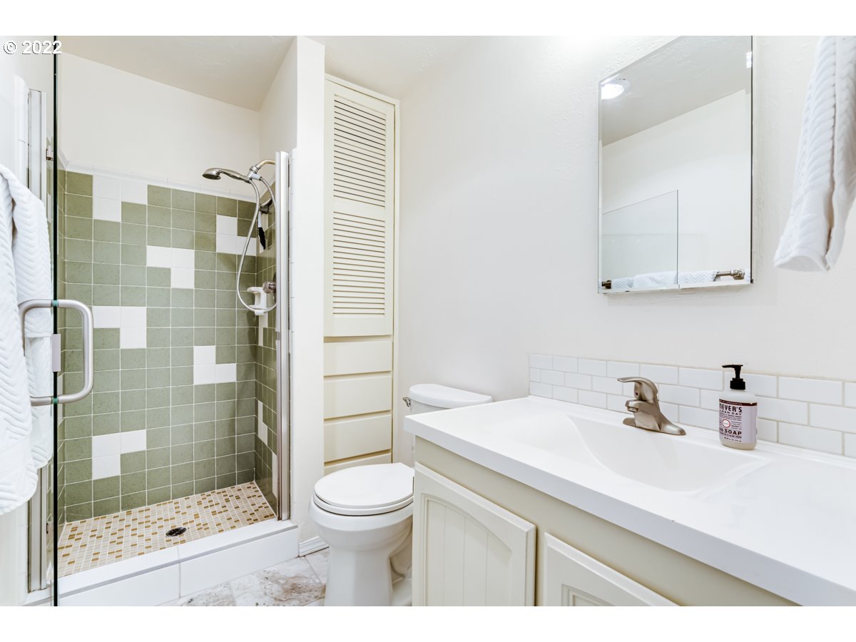 4427 Fox Hollow Road, Unit 12 Eugene, OR 97405 - Photo 10 of 28 Bathroom
