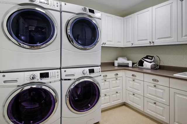 a view of kitchen with washer and dryer
