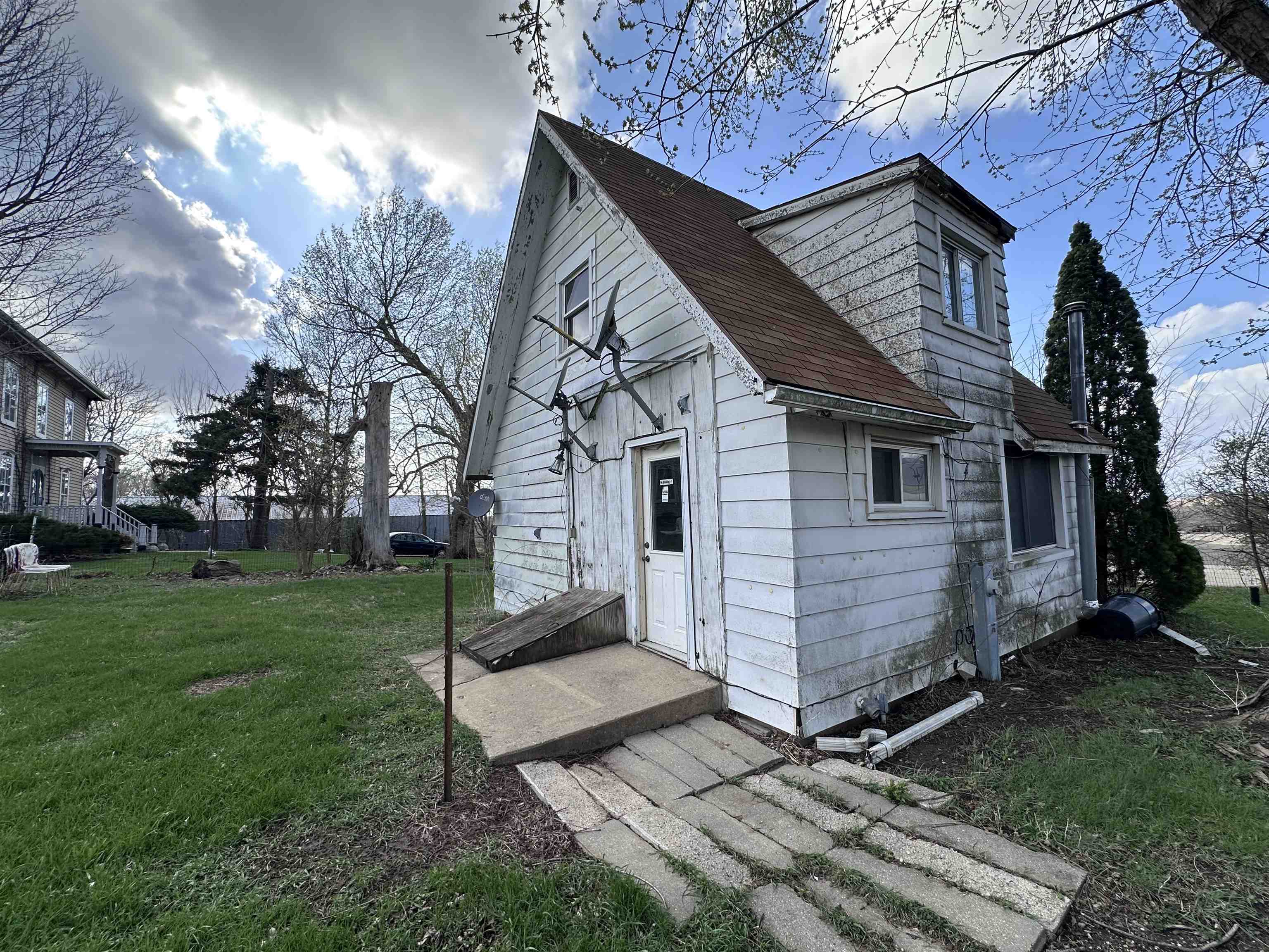 a view of a house with a yard