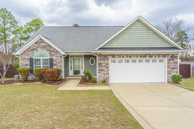 $2,000 | 186 Ashcroft Court, Raeford, NC 28376