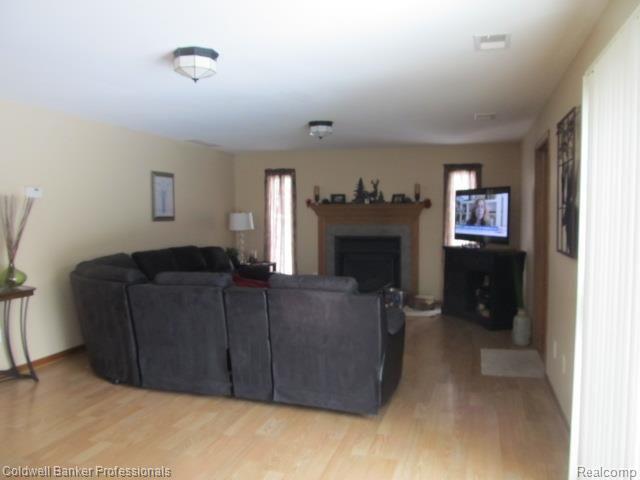 38727 Wade Road Romulus, MI 48174 - Photo 12 of 31 Family room in rear of home