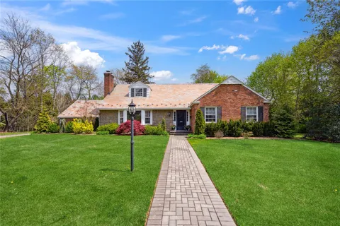 $1,699,000 | 26 Woodgreen Lane, East Hills, NY 11577