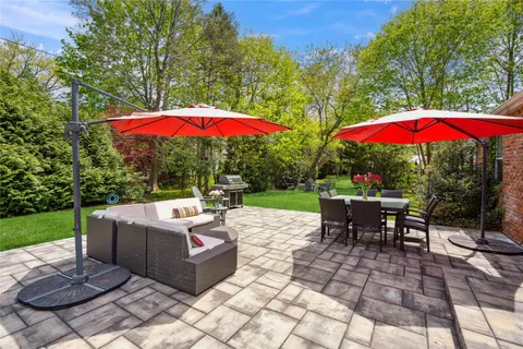 $1,699,000 | 26 Woodgreen Lane, East Hills, NY 11577