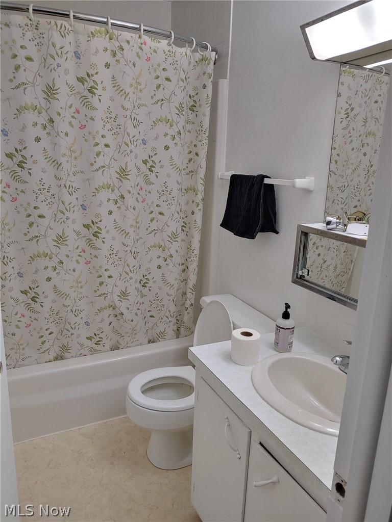 9034 Wiencek Road Streetsboro, OH 44241 - Photo 7 of 21 Full bath main level with shower/tub combo - 4 bedroom unit