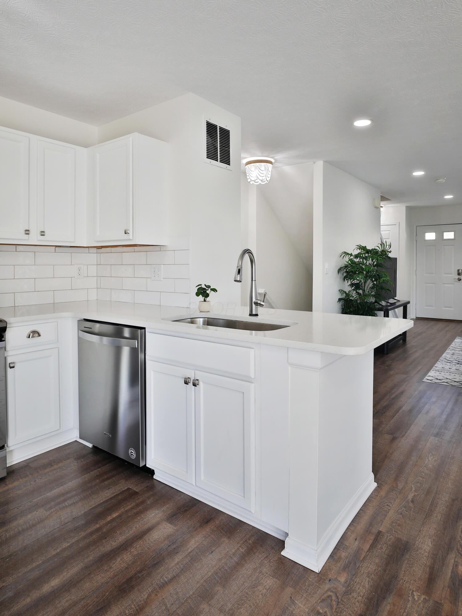 8330 Bruntsfield Road Columbus, OH 43235 - Photo 12 of 49 Kitchen