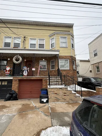 $1,800 | 152 West 27th Street, Unit 3R, Bayonne, NJ 07002