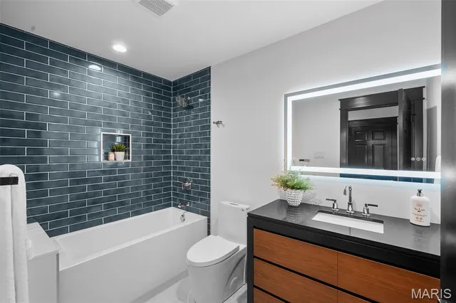 $1,749,999 | 849 Bluespring Lane, Frontenac, MO 63131