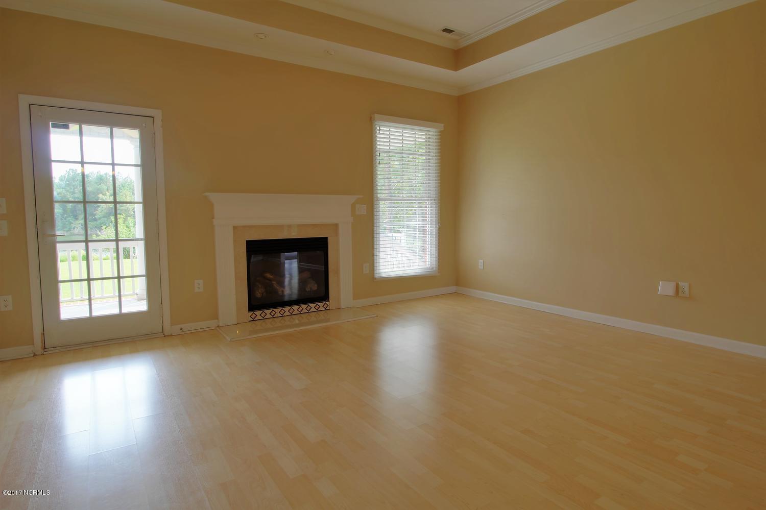 5032 Holly Tree Road Wilmington, NC 28409 - Photo 10 of 34 5032 Holly Tree Rd-large-010-26-Living R