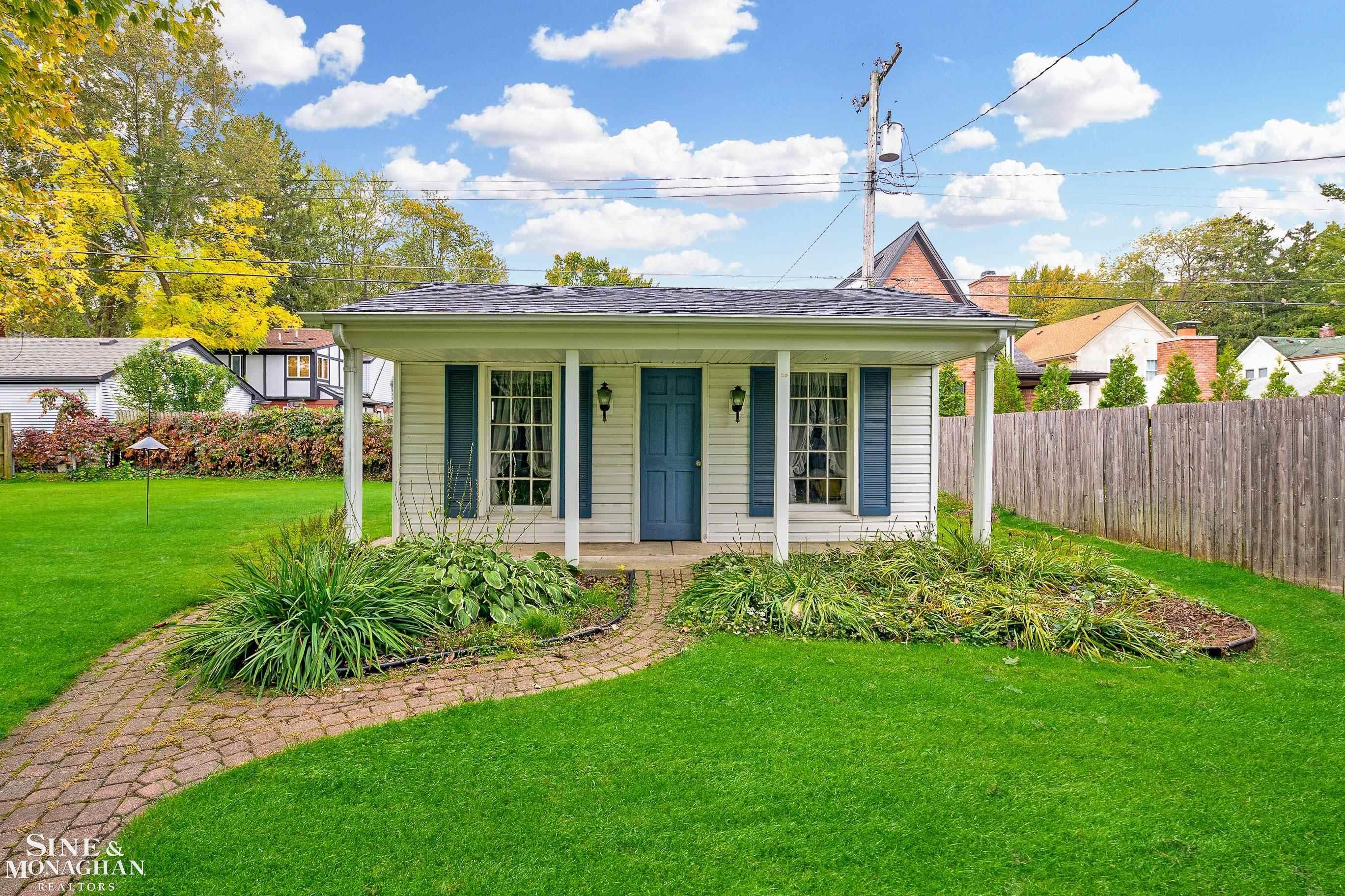 187 Ridgemont Road Grosse Pointe, MI 48236 - Photo 4 of 11 50092781-3.JPG