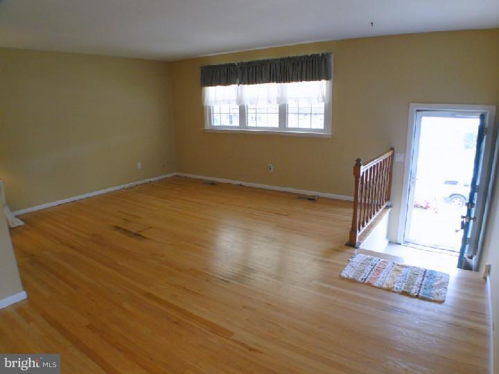 10209 West Keswick Road Philadelphia, PA 19114 - Photo 3 of 16 Living Room