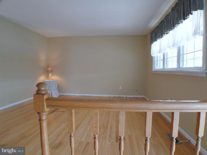 10209 West Keswick Road Philadelphia, PA 19114 - Photo 4 of 16 Living Room
