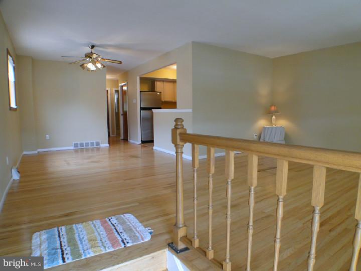 10209 West Keswick Road Philadelphia, PA 19114 - Photo 5 of 16 Living Room