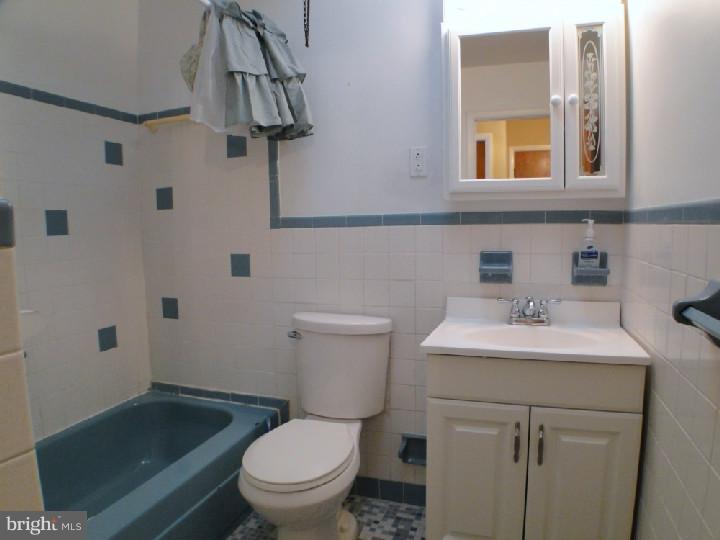 10209 West Keswick Road Philadelphia, PA 19114 - Photo 7 of 16 Bathroom