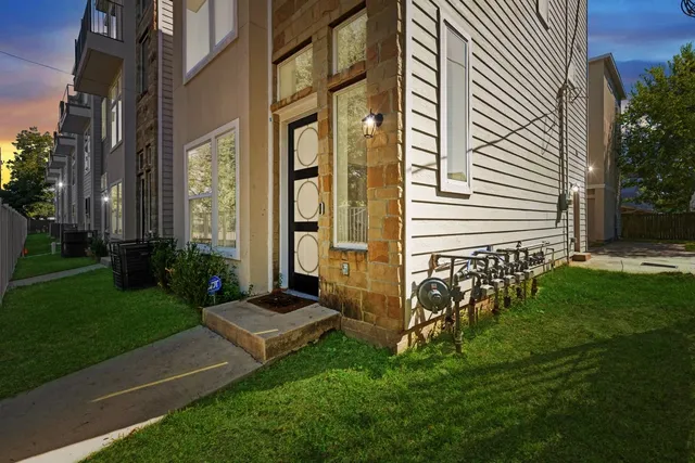 a view of a back yard of the house